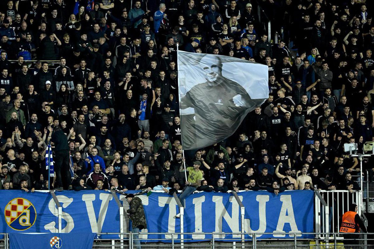ultras1899_'s tweet photo. #DinamoZagreb : 23 octobre 2023, décès de Mislav Vučetić "Kure" (41 ans) membre historique et leader des #BadBlueBoys. Son portrait est désormais visible dans la Tribune Nord du Maksimir, comme en déplacement #ultras #Kure #BBB #BadBlueBoysa https://t.co/s3lDknPSab