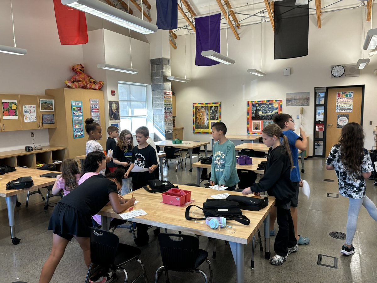 senora_castillo's tweet photo. @clearprincipal 4th graders asking each other what they like to do using Me gusta and verbos diferentes all in español 😎 #hpsdawesome https://t.co/FNcQ3ZpAQ1