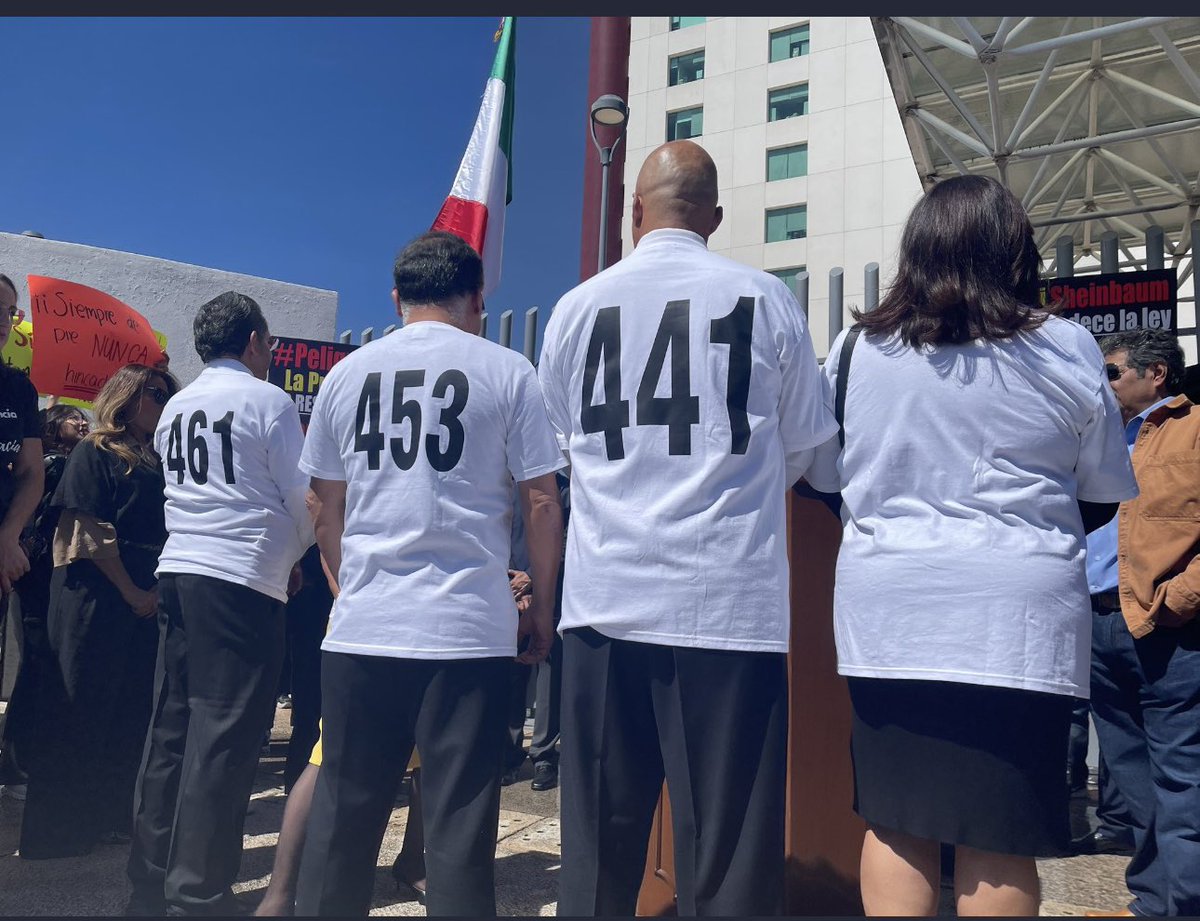 MiguelMeM1's tweet photo. Non 453. Mi carrera judicial terminó con una tómbola: 33 años de servicio, oficial judicial, secretario de juzgado, de tribunal colegiado, juez de distrito y magistrado de circuito. Especialista en argumentación jurídica, maestro en administración de justicia, doctor por la UNAM. https://t.co/gjPRyQWE8X