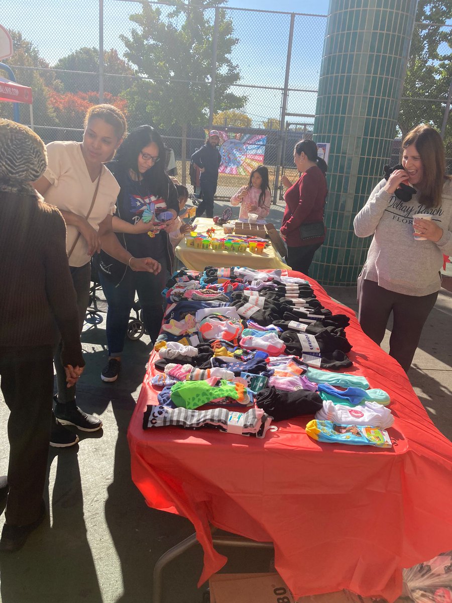 NYCImmigrants's tweet image. On Sat, MOIA joined MS 137’s #HHM resource fair in #OzonePark. Thanks to community partners like @SenJoeAddabbo, @NYCHealthSystem, @Commonpoint_Qns, &amp;amp; @MetroPlusHealth Queens families learned about key business &amp;amp; social resources. We shared info on @IDNYC, legal, &amp;amp; ESOL services