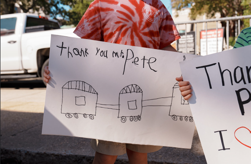 LoquaciousLori's tweet image. Love our young railroad enthusiasts in Mobile, Alabama. 🖍️🚂❤️
#Amtrak #SecretaryPete #PeteButtigieg #TeamPete