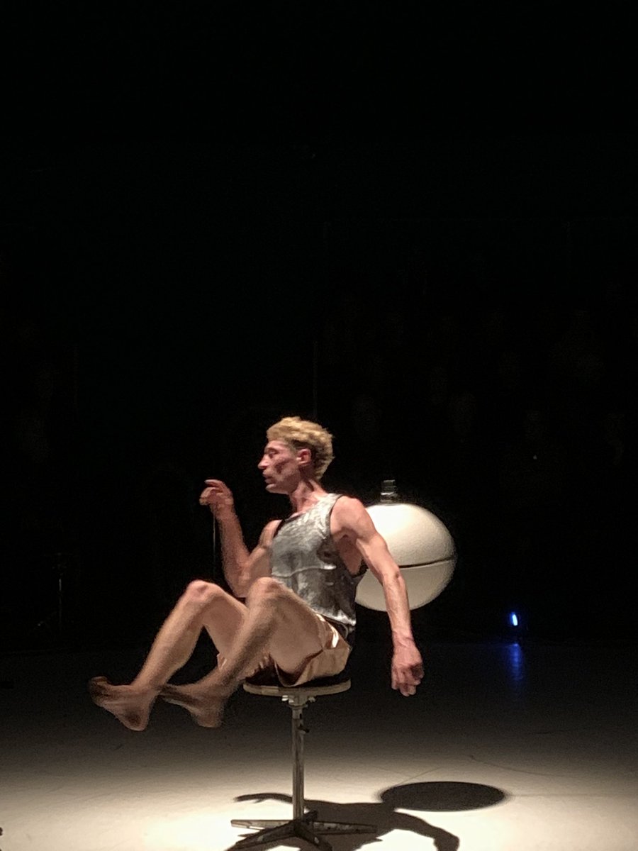 pvdbesselaar's tweet image. Ceramic Circus gezien van Julian Vogel bij   Festival #Circolo #tilburg. Energieke voorstelling die “het vanzelfsprekende in vraag stelt.” Nu met glühwein achter de kiezen naar bed. Op 24 okt nog te zien in het #spoorpark. #aanrader