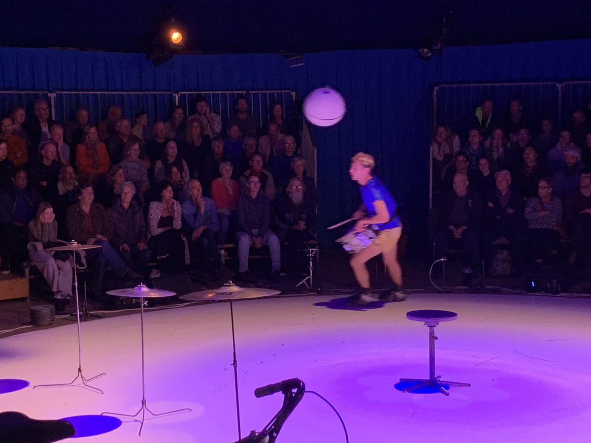 pvdbesselaar's tweet image. Ceramic Circus gezien van Julian Vogel bij   Festival #Circolo #tilburg. Energieke voorstelling die “het vanzelfsprekende in vraag stelt.” Nu met glühwein achter de kiezen naar bed. Op 24 okt nog te zien in het #spoorpark. #aanrader