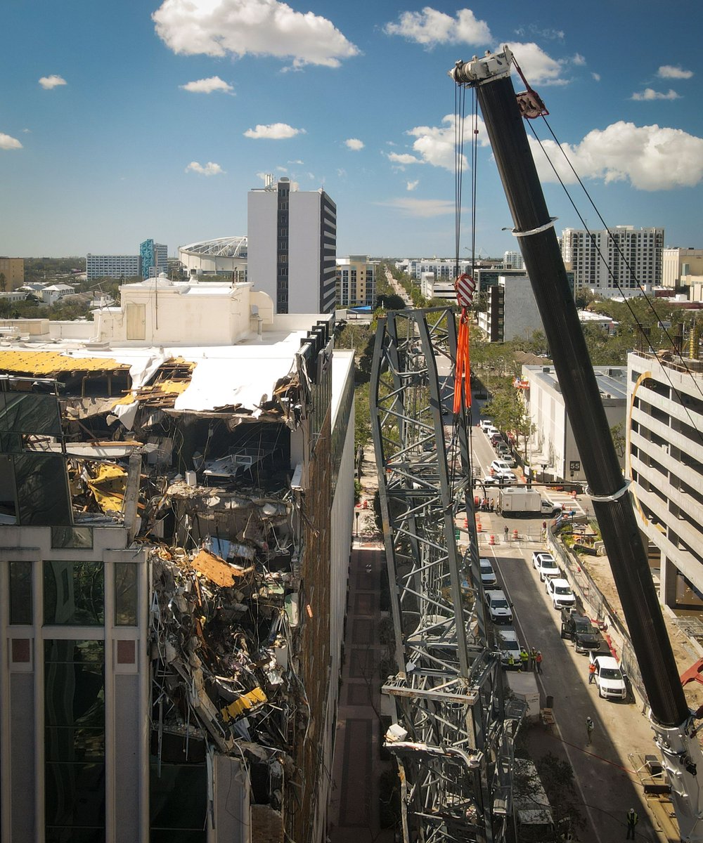 MaxChesnes's tweet photo. NEW: The crane that crashed into the @TB_Times office building during Hurricane Milton was just removed

We were out on the scene, documenting the extraction: 
https://t.co/rwwLb1SBCH https://t.co/uWnme5UTTR