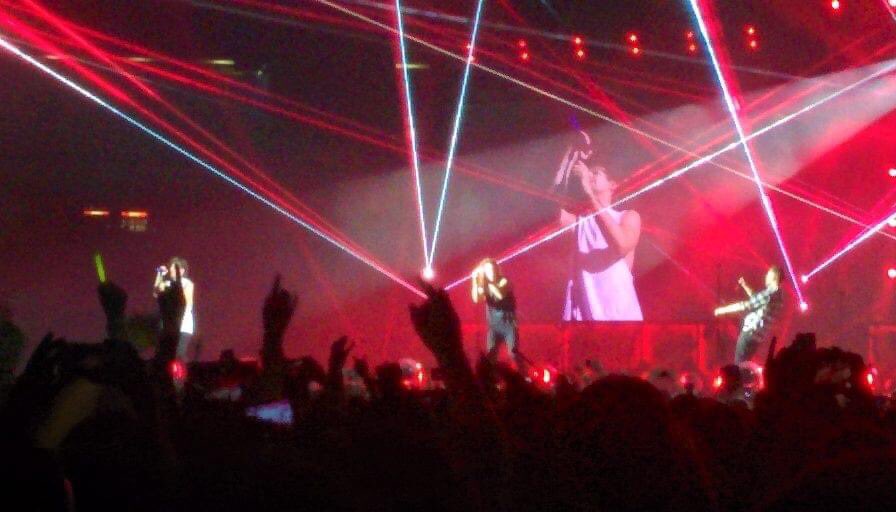 ihateitherexo's tweet photo. throwback to the where we are tour in 2014 the little girl in me is sobbing 😭🤍 #OneDirection #alwaysadirectioner #DirectionersReunion https://t.co/VF806fzAno