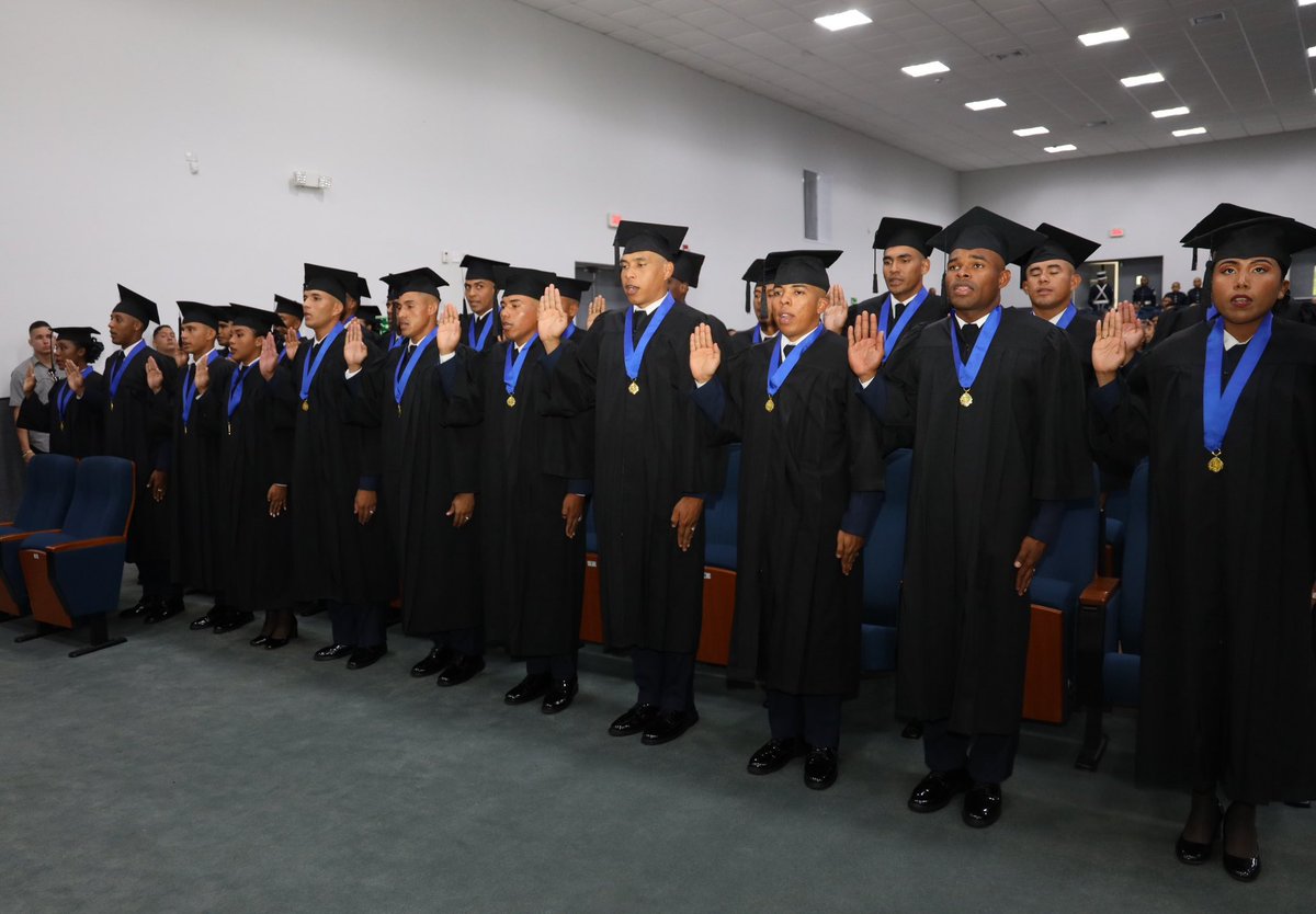policiadepanama's tweet photo. #Esopol | 24 Alféreces de la “XXIV Promoción, General Victoriano Lorenzo”, de la Escuela de Oficiales de Policía, se gradúan como Licenciados en Administración Policial de la Universidad de Panamá. #DiosYPatria https://t.co/5MrtFG1uym