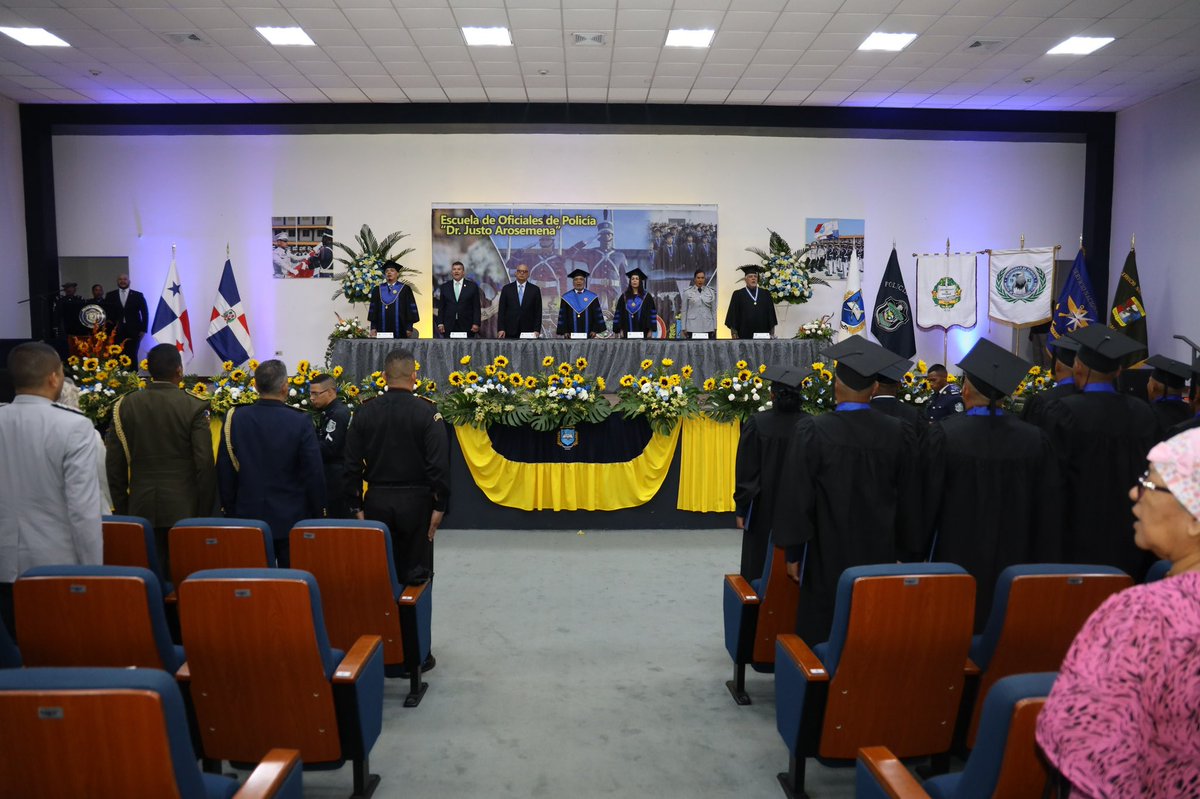 policiadepanama's tweet photo. #Esopol | 24 Alféreces de la “XXIV Promoción, General Victoriano Lorenzo”, de la Escuela de Oficiales de Policía, se gradúan como Licenciados en Administración Policial de la Universidad de Panamá. #DiosYPatria https://t.co/5MrtFG1uym