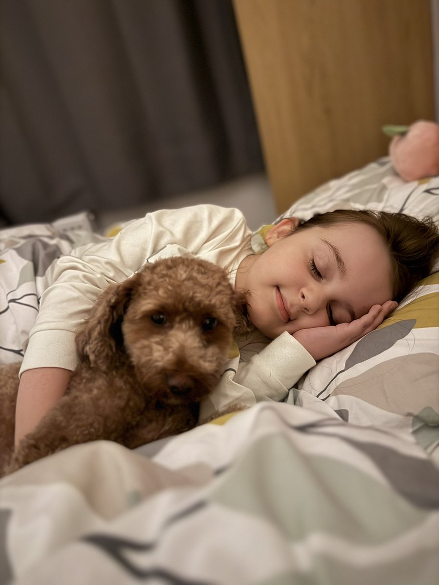 Sometimes I look at her and my heart feels with love. She is so beautiful! 

And there is also Sophia in this picture.