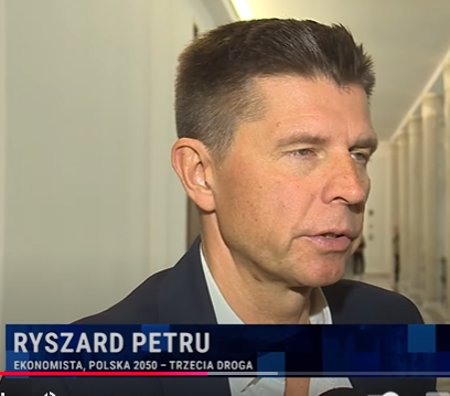 HanterPoen's tweet photo. Rzyd etniczny #RyszardPetru-Litwak wychowany w ZSRR znowu w rządzie u władzy u koryta. Razem z
@MorawieckiM
dokonał korupcyjnej sprzedaży #Solaris-najlepsze autobusy elektryczne w Europie-zasiadał w radzie nadzorczej Solaris, które MM sprzedał na ŻYD-ZAMÓWIENIE✡️Hiszpana w 2018. https://t.co/9EH3LbGpyV