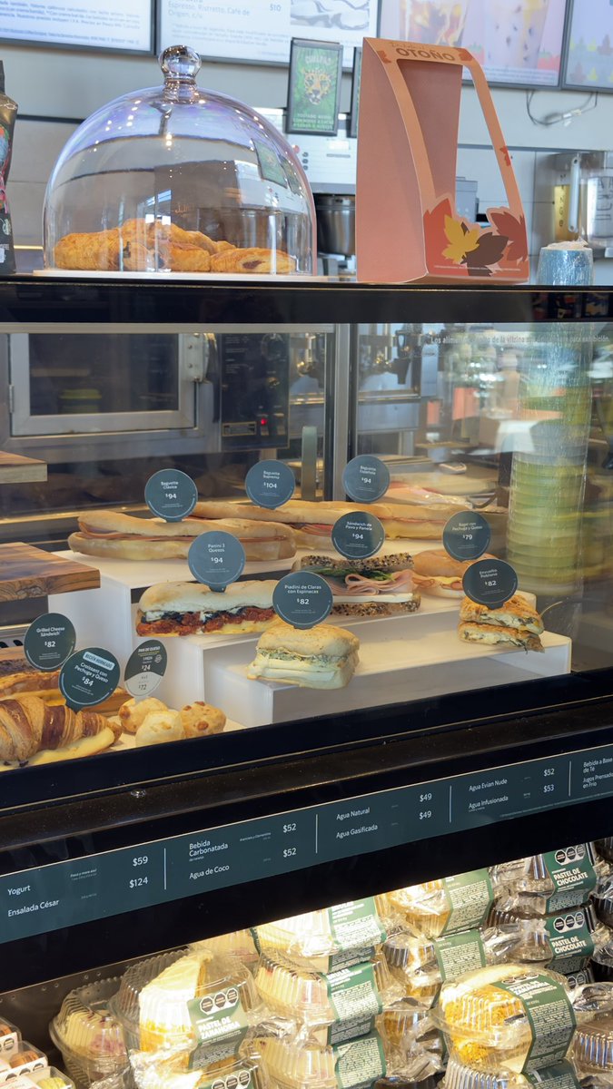 cesar_rdgz's tweet photo. ¿Estamos de acuerdo que nadie va a Starbucks por algo de comer? Uno lo compra porque a veces no hay nada más https://t.co/IONfYeTOEw
