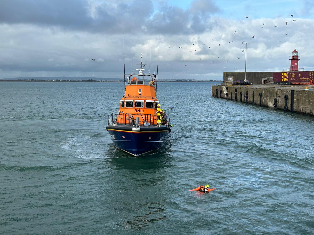 Rosslareuroport's tweet photo. Another great day at #IrishPortSafetyWeek in Rosslare Europort! We witnessed the RNLI’s incredible quick response skills and bravery in emergencies. Their commitment to saving lives is heroic.
We also compared various vessels, showcasing the strength of our maritime community 🛟 https://t.co/7exLB2oDyE