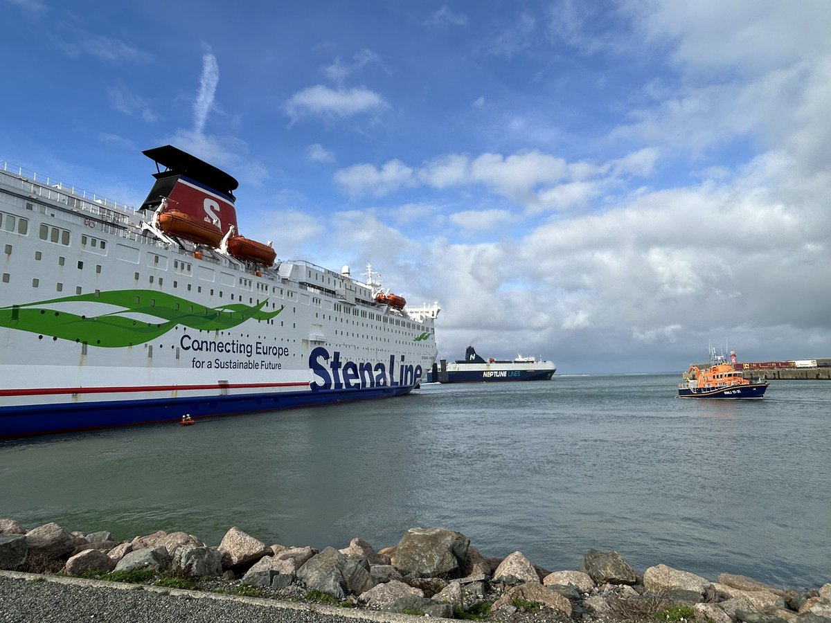 Rosslareuroport's tweet photo. Another great day at #IrishPortSafetyWeek in Rosslare Europort! We witnessed the RNLI’s incredible quick response skills and bravery in emergencies. Their commitment to saving lives is heroic.
We also compared various vessels, showcasing the strength of our maritime community 🛟 https://t.co/7exLB2oDyE