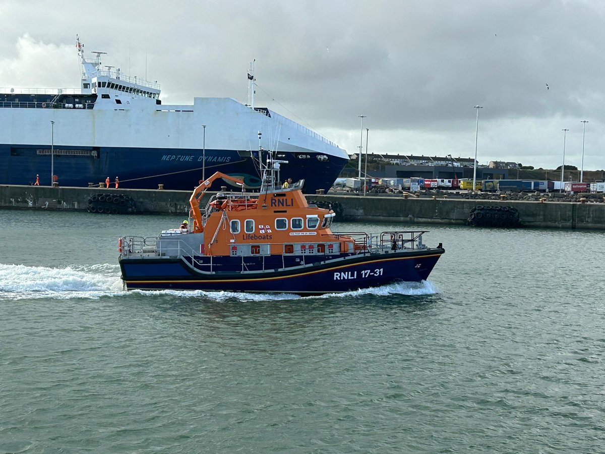 Rosslareuroport's tweet photo. Another great day at #IrishPortSafetyWeek in Rosslare Europort! We witnessed the RNLI’s incredible quick response skills and bravery in emergencies. Their commitment to saving lives is heroic.
We also compared various vessels, showcasing the strength of our maritime community 🛟 https://t.co/7exLB2oDyE