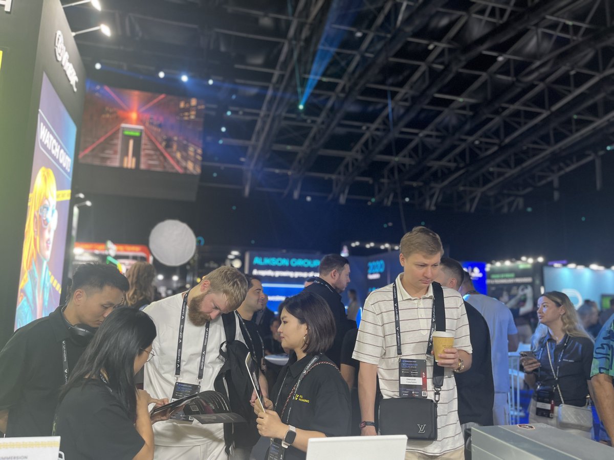 CorsunHu's tweet photo. I'm glad to meet many old and new friends here. Flowers are similar year after year😋 #BlockchainLife2024 #Bitcoin #Mining #immersioncooling #hydrocooling https://t.co/QuO3T5oA6h