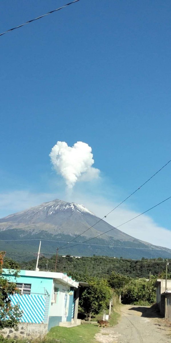 LaHoraMX's tweet photo. Así el volcán #Popocatépetl esta tarde visto desde #Atlixco, #Puebla.  

Una fumarola formando un corazón ❤️ 
📷 Héctor Rosas | Canal 80 https://t.co/yVr4OfT8yD