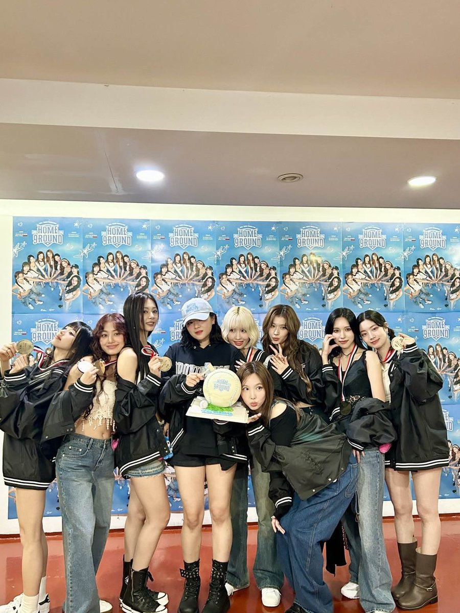 TWICEJAPAN_FB's tweet photo. [2024 MAMA AWARDS FANS’ CHOICE]

TWICEはさらに上昇し現在3位🥳🔥

ONCEの皆さんこの調子です！！📣
まずは1次投票で1位を目指しましょう🥇

MAMA投票の呼びかけ &amp; 投票証明の共有を積極的に行ってください✅

#2024MAMAVOTE #TWICE @JYPETWICE https://t.co/yLjFKpUqot