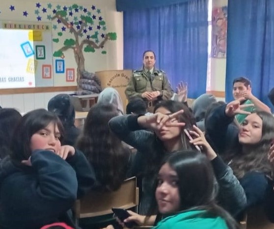 En el colegio de la Granja, <a href="/CarabMICC/">Carab. Plan Cuadrante e Integración Comunitaria</a> 2° Comisaría #SantaCruz realizó una charla sobre Prevención de  Violencia Escolar y Ley de Responsabilidad Penal Adolescente, enfocada a  estudiantes de la Brigada  Escolar, donde participaron estudiantes de 7° y 8° básico y docentes.