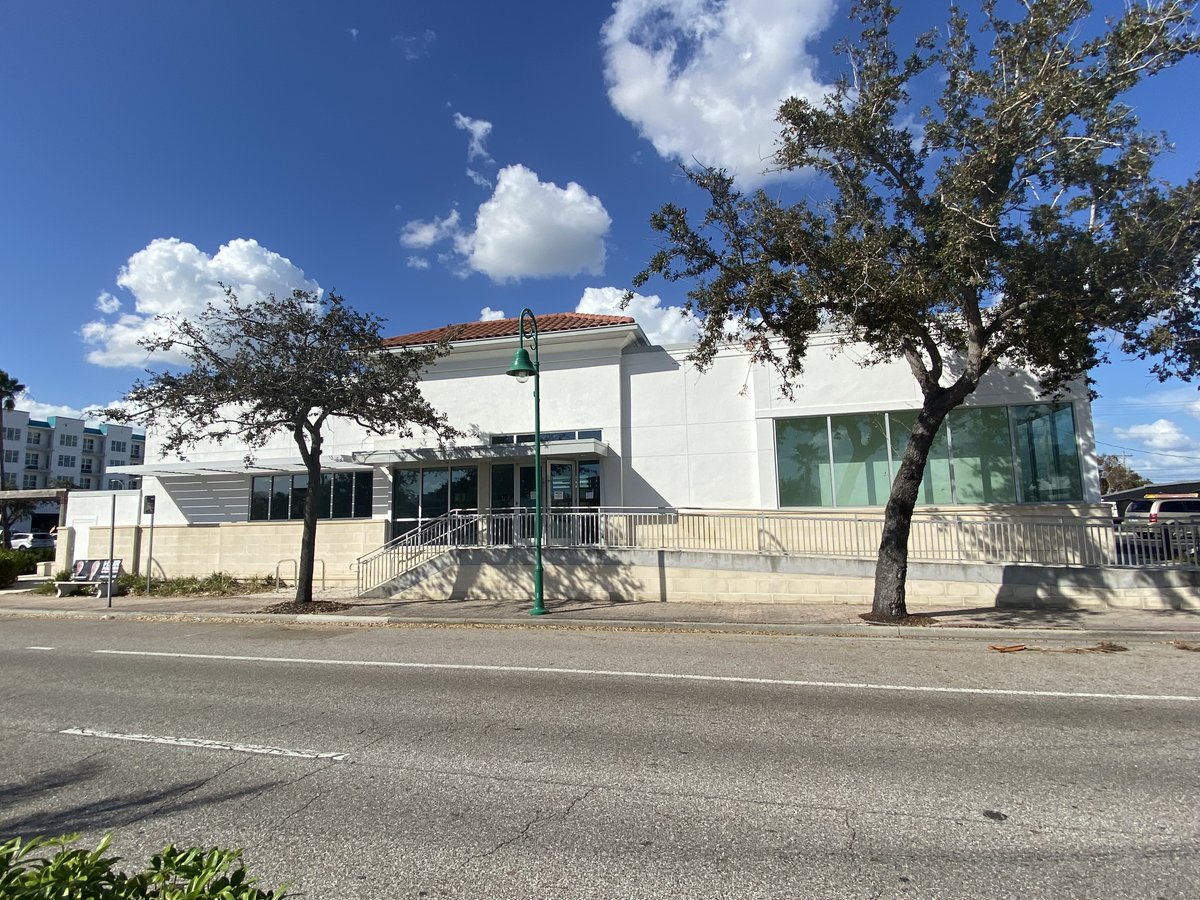 Our special projects team is transforming a vacant building located at 915 Cape Coral Parkway into the newest location of Wintrust Bank. Our team demolished the existing interior finishes of the 3,919 SF building and provided new finishes that reflect the Wintrust brand.