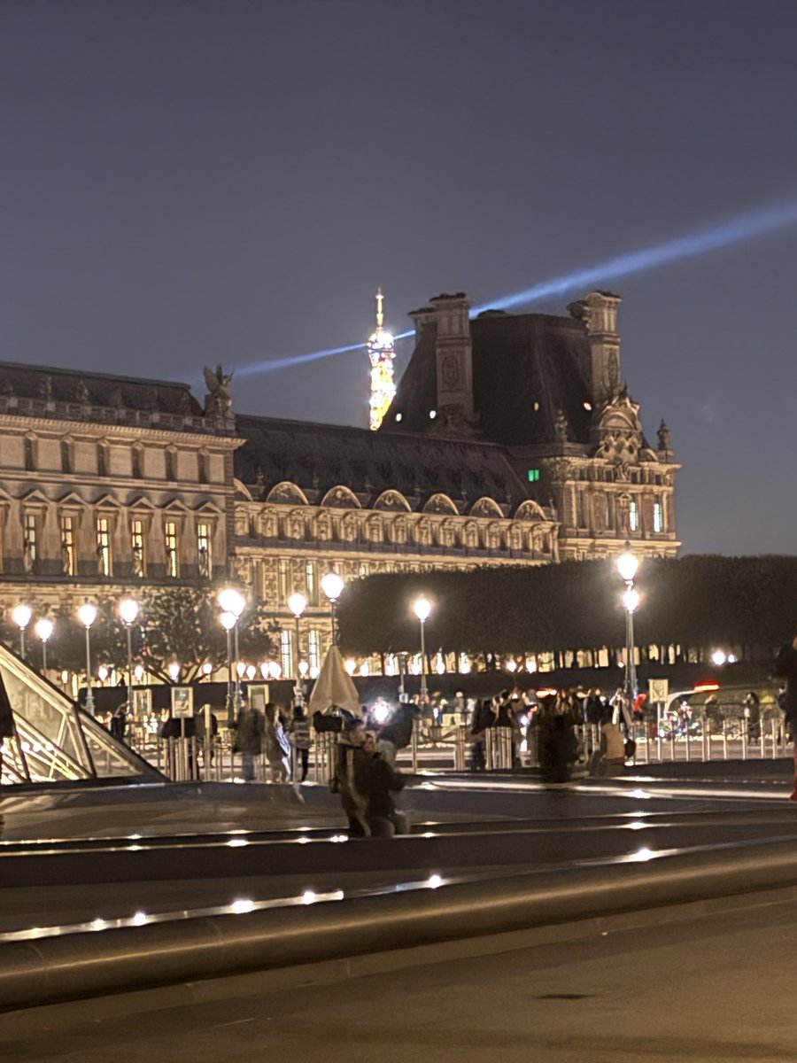 VanMiller1's tweet photo. The most beautiful night in Paris. https://t.co/XC2q79BPc0