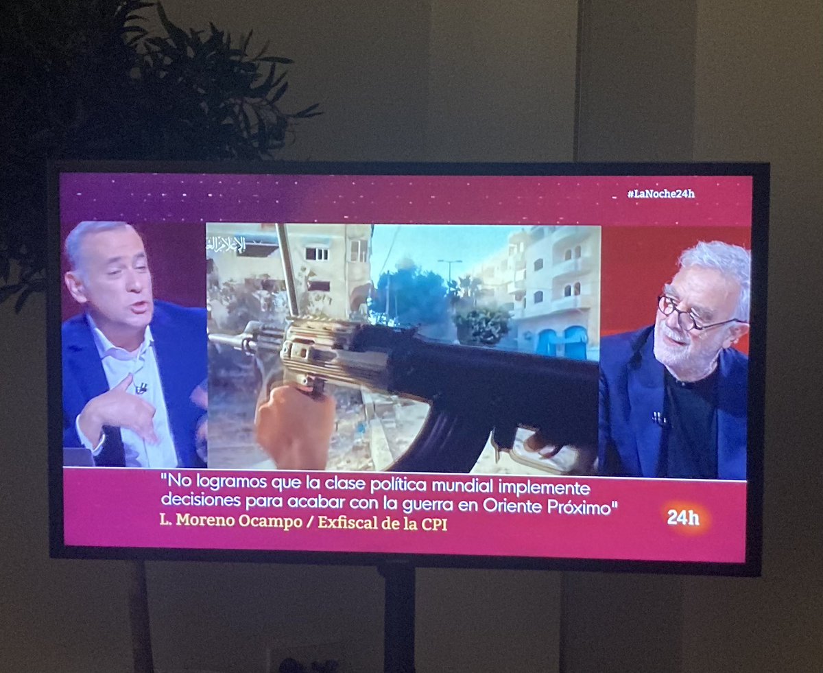 MartinaCollell's tweet photo. Estoy tratando de escuchar a Moreno Ocampo en @Lanoche_24h pero el sensacionalismo de las imágenes en bucle de asesinatos, víctimas y verdugos sin ningún respeto hacen imposible mi escucha. Quién pudiera escucharla en A Fondo! @MorenoOcampoLLC @rtve https://t.co/5RkNrkUSnW