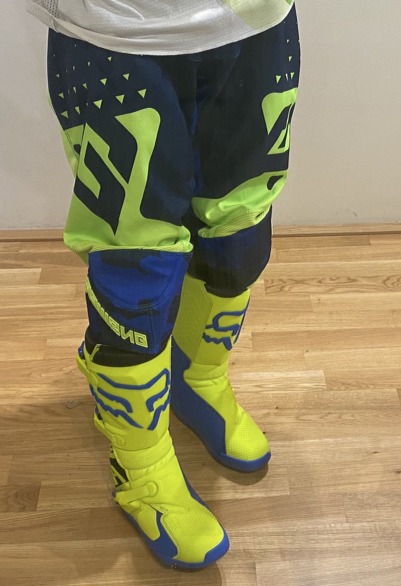 MattwithD's tweet photo. go myself some new colour matching boots 🤤 https://t.co/mIoX63E80B