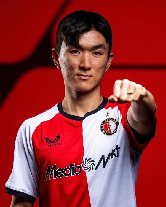Dear technical football directors and club scouts of all the top clubs within Europe.  How incredibly you have been asleep and done your jobs very badly. Hwang In-beom is the name. A player with huge top qualities for the European top.
Thank you on behalf of the Feyenoord fans.