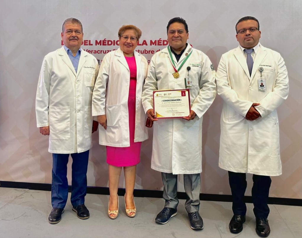 IMSSVERSUR1's tweet image. #OrgulloIMSS | El médico especialista en Inmunología Clínica y Alergia del #IMSSVeracruzSur, Jaime Omar Jiménez Sandoval, recibió la condecoración al Mérito Médico Profesional “Doctor Pedro Rendón Domínguez”, 🏅que otorga el @GobiernoVer.