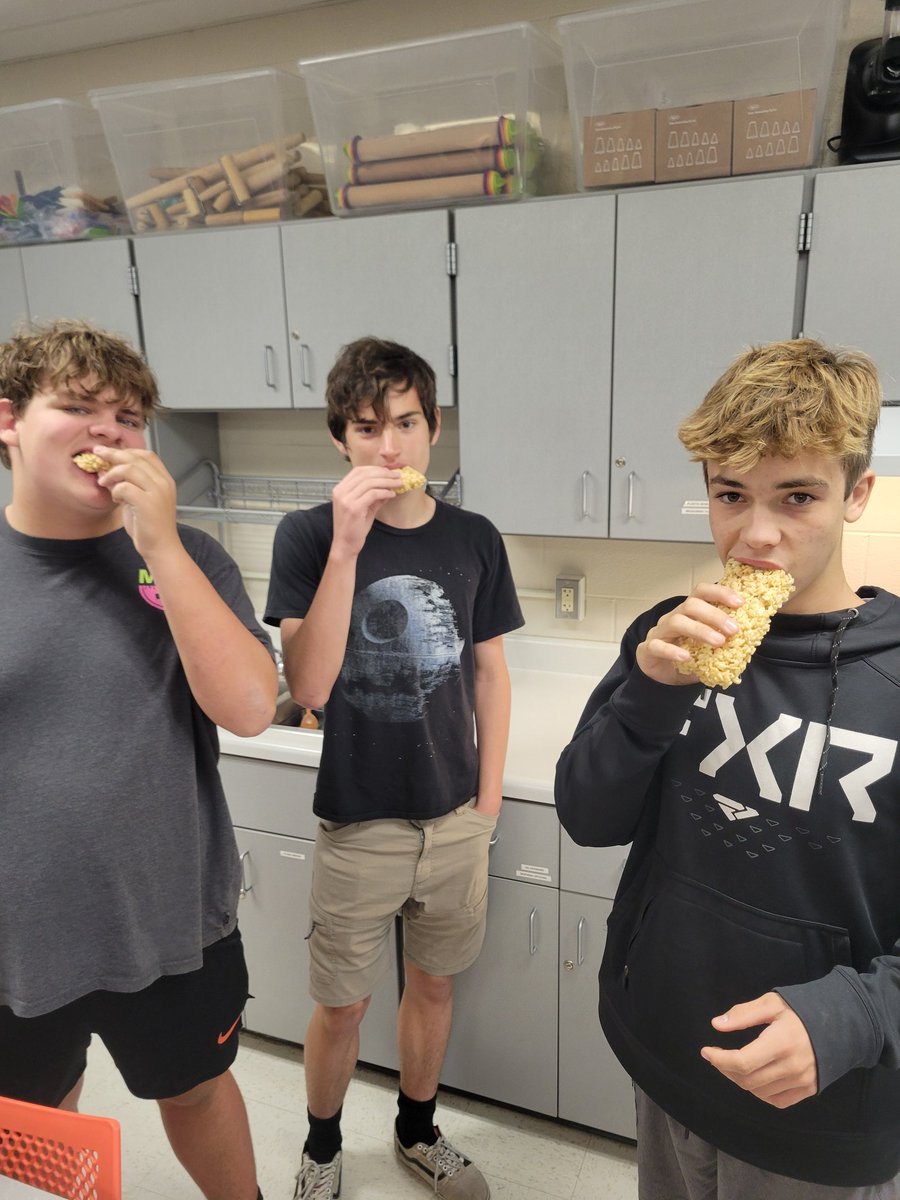 Anderson_FCS's tweet photo. Rice krispie treats on the first day of #SweetTreatWeek were a hit!! #CookingClass #AHSisFamily https://t.co/pMD4Mr67Gn