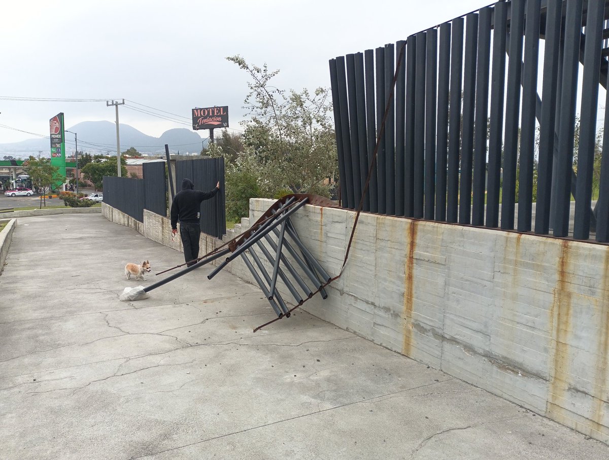 _varguitas's tweet photo. @Alc_Iztapalapa @ALEIDAALAVEZ   @ClaraBrugadaM  @Claudiashein   Al parque Cuitláhuac, se le invirtió mucho dinero como para dejarlo abandonado. Mucho se dijo que querían que fuera el segundo Chapultepec y está en condiciones de tristeza. https://t.co/PTjhqQ673U