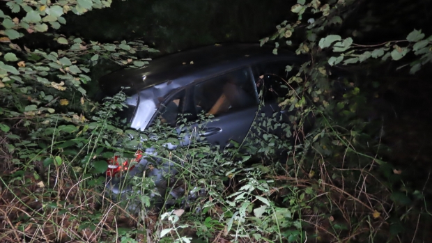 Auto belandt in sloot na botsing in Vierlingsbeek