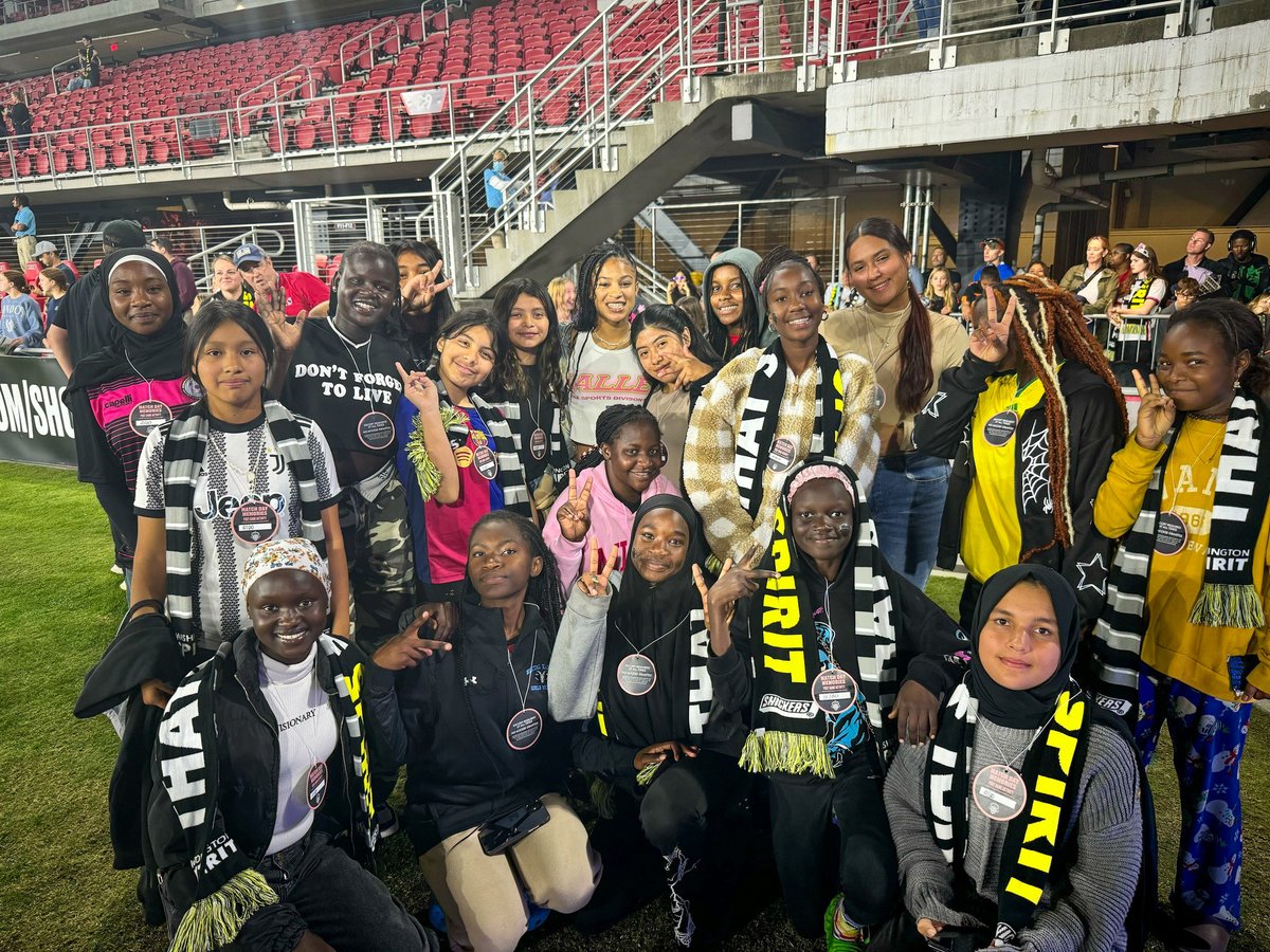 soccerwoborders's tweet photo. We cherish the unforgettable experiences that happen through soccer: From SWB Colorado youth bearing flags before a @ColoradoRapids match to SWB Maryland girls meeting @WashSpirit players pitchside, these special moments build friendships and memories that last a lifetime. 🙌⚽ https://t.co/zU6eX6YYB7