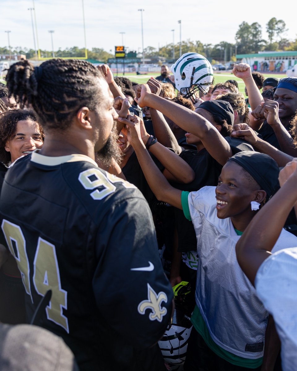 Saints's tweet photo. .@camjordan94 teamed up with @littlecaesars to make a surprise delivery to Slidell High School's football team after practice

📸https://t.co/KkPKW79EtE

#Saints | @SaintsinComm https://t.co/jvbqxG1t9G