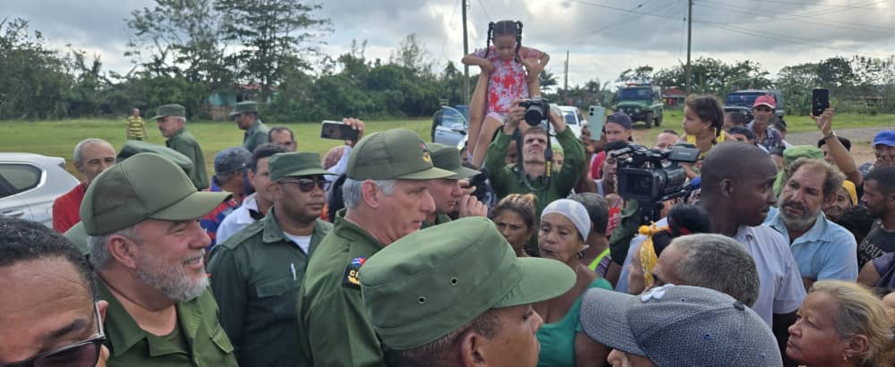 MMarreroCruz's tweet photo. Cálido intercambio con los pobladores de Maisí, territorio muy afectado por el paso de Oscar. Les hicimos saber de las muestras de apoyo y solidaridad que estarán recibiendo en las comunidades. Ustedes no están solos. Toda #Cuba con Guantánamo.

#FuerzaGuantánamo https://t.co/mEWGJEjYfw