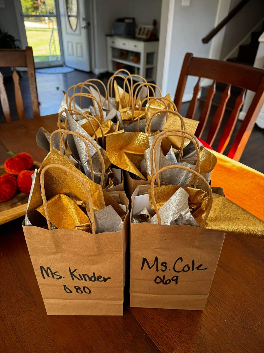 MWES_Bobcats's tweet photo. Thanks to our wonderful PTO for giving goodies to our bus drivers! Our drivers are the best, and can't thank them enough for keeping everyone safe. @FCPS1News #Schoolbussafety #SchoolBusDriverAppreciation #WildforWalter https://t.co/VNNRQA9kOL