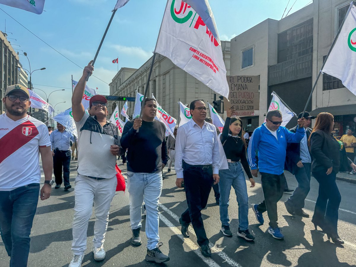 RobertoSanchP's tweet photo. Levantamos la voz contra la incapacidad del gobierno para enfrentar la delincuencia y la crisis. La salida es clara: renuncia de #DinaBoluarte, un gobierno de transición y una Asamblea Constituyente para un Perú más justo. ¡El cambio es urgente! #ParoNacional #JuntosPorElPerú https://t.co/NL3IVfiYzH