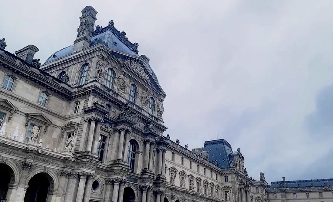 【Carrousel du Louvre】初日からVIPの方々がとんでもない行列をなしていて驚きました.沢山のご来場者さんや美術評論家の方のお話もさせて頂き、大変貴重な経験となりました.作品は日本でも展示会したいと思います- ̗̀ ꪔ̤  ̖́-(ギャラリー未定) 