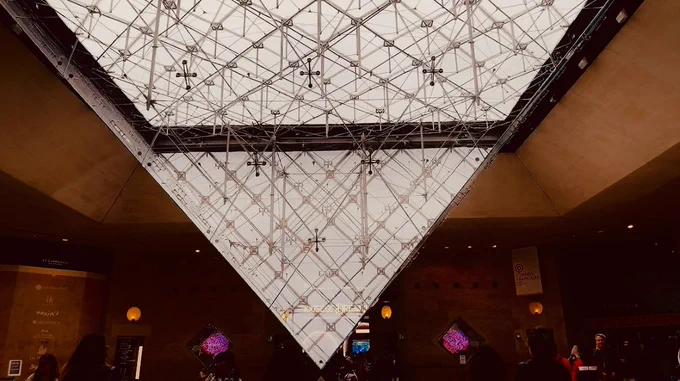 【Carrousel du Louvre】初日からVIPの方々がとんでもない行列をなしていて驚きました.沢山のご来場者さんや美術評論家の方のお話もさせて頂き、大変貴重な経験となりました.作品は日本でも展示会したいと思います- ̗̀ ꪔ̤  ̖́-(ギャラリー未定) 