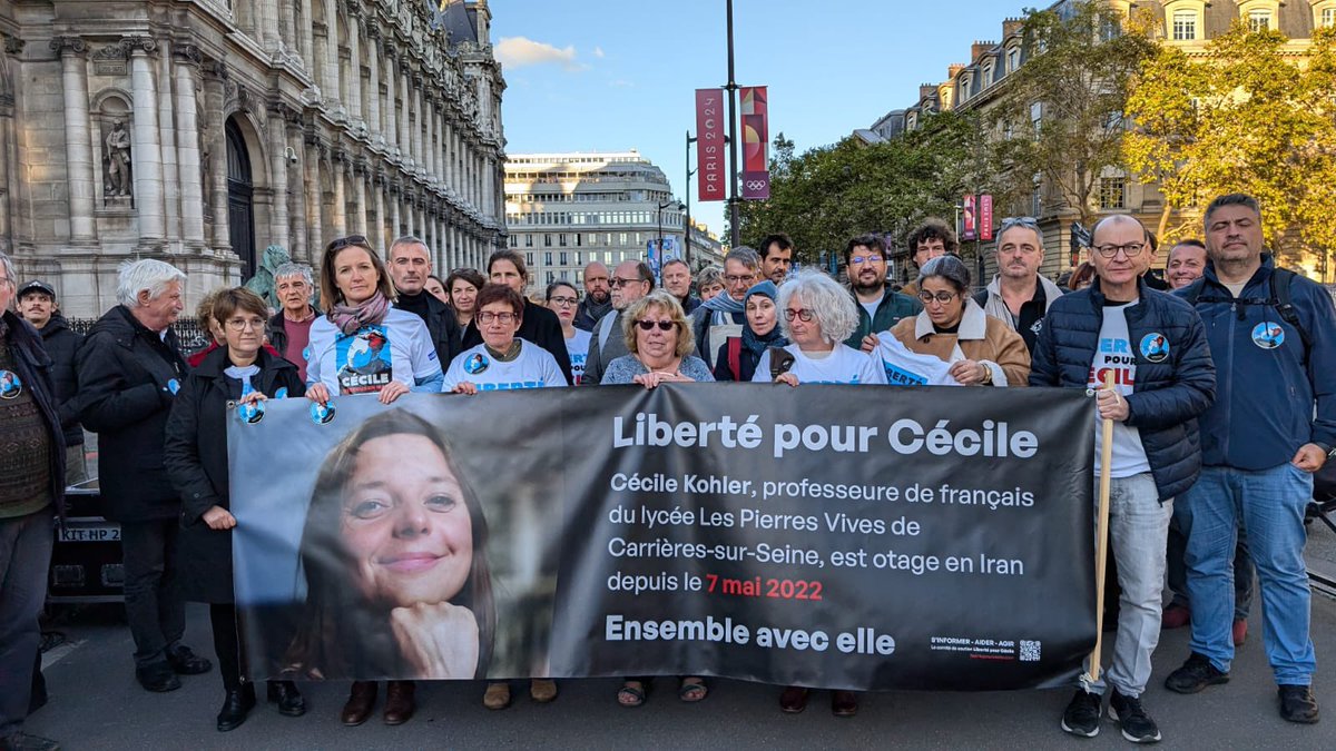 900 jours de détention ! Quand ce cauchemar prendra-t-il fin ? Nous étions rassemblés aujourd'hui pour réclamer la libération de Cécile. Nous l'attendons avec impatience ! #Iran #FreeCecileKohler #LibertePourCecile