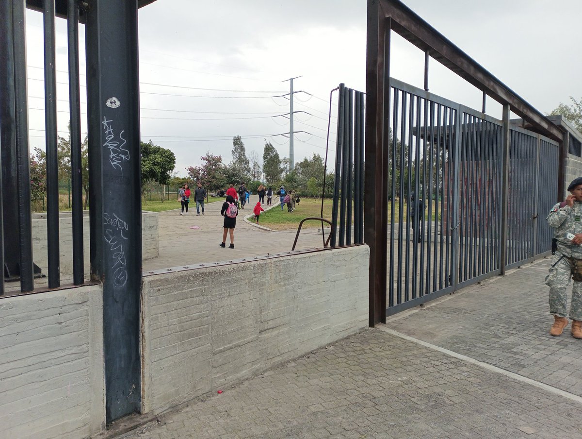 _varguitas's tweet photo. @Alc_Iztapalapa @ALEIDAALAVEZ  @ClaraBrugadaM  @Claudiashein  Parque Cuitláhuac sufre de abandono y descuido. Que haya vigilancia para que no haya vandalismo. https://t.co/ZsWy48JbdZ