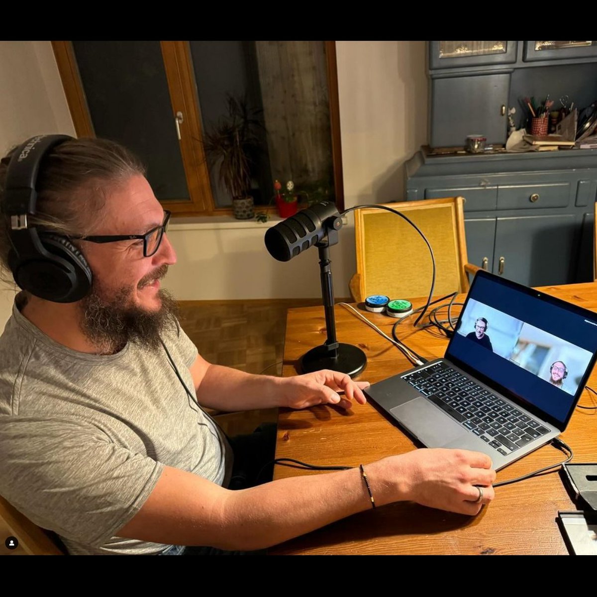 Wir haben uns was überlegt. Und zwar… ach, hört selbst… ab 📅 Freitag, 25. Oktober 2024 um ⏰ 9.00 Uhr. Beim Podcastdealer eures Vertrauens.