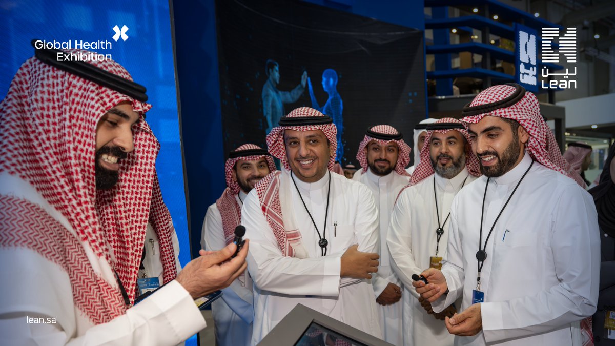 leansaudi's tweet photo. جانب من زيارة الوكيل لوزارة الدفاع لخدمات التميز م. محمد بن معمر لجناحنا في #ملتقى_الصحة_العاملي، واطلّاعه على أثر #لين في حياة الإنسان. https://t.co/hzLQnAL44r