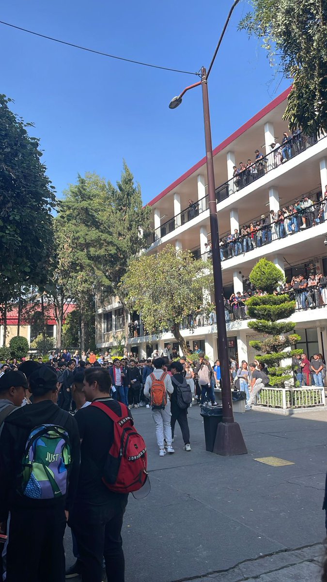 cukin's tweet photo. ¿Por qué no hay cobertura de la toma del Cecyt 11 por encapuchados?? @AztecaNoticias @Milenio A los estudiantes que fueron  no los dejan salir. @SSC_CDMX https://t.co/tinerUVnZN
