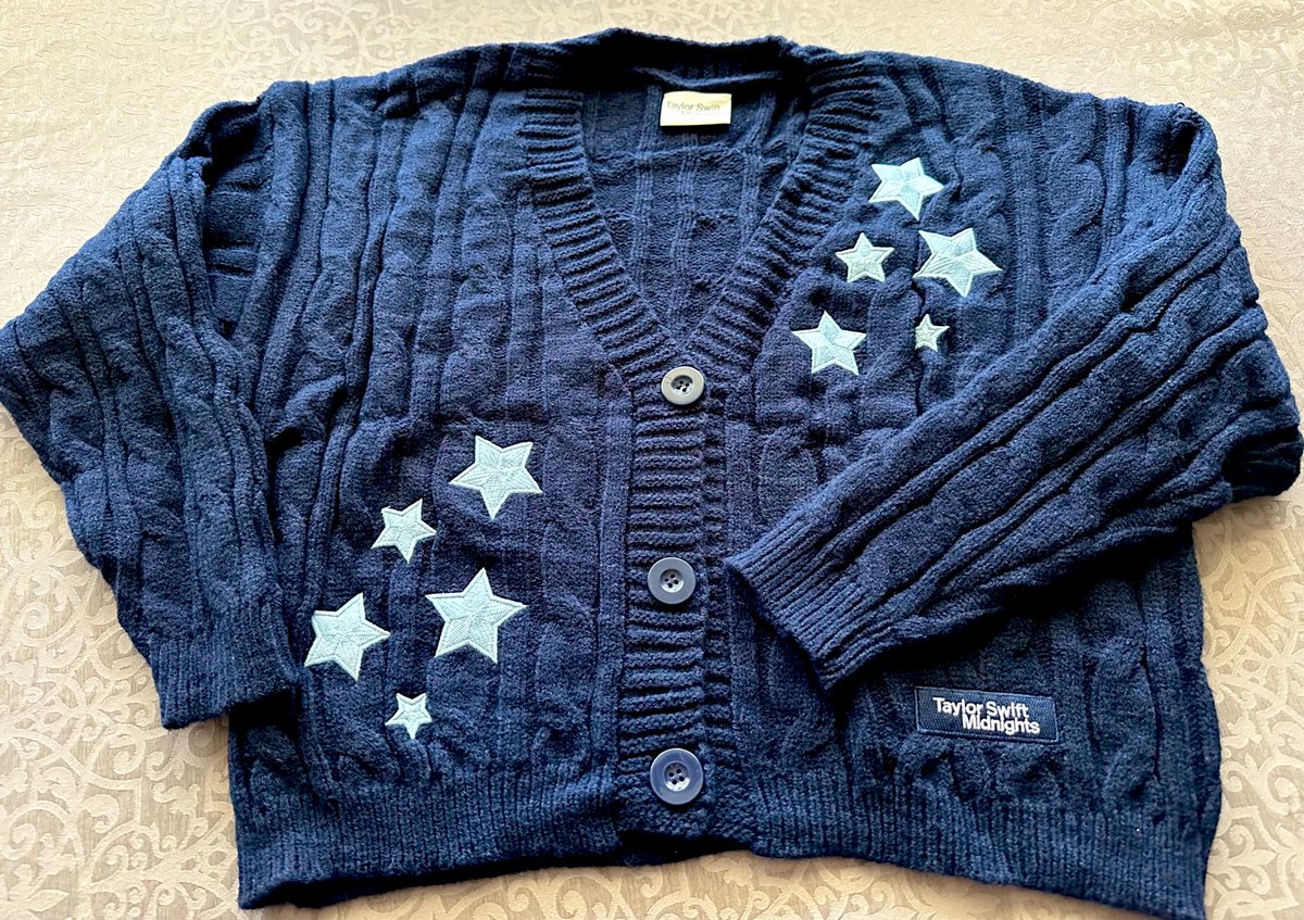 timelessfolklre's tweet photo. the midnights cardigan is even more stunning in person!!! #2YearsofTSmidnightsTS 💙🌟🕰️ @taylornation13 https://t.co/YncJDITy9K