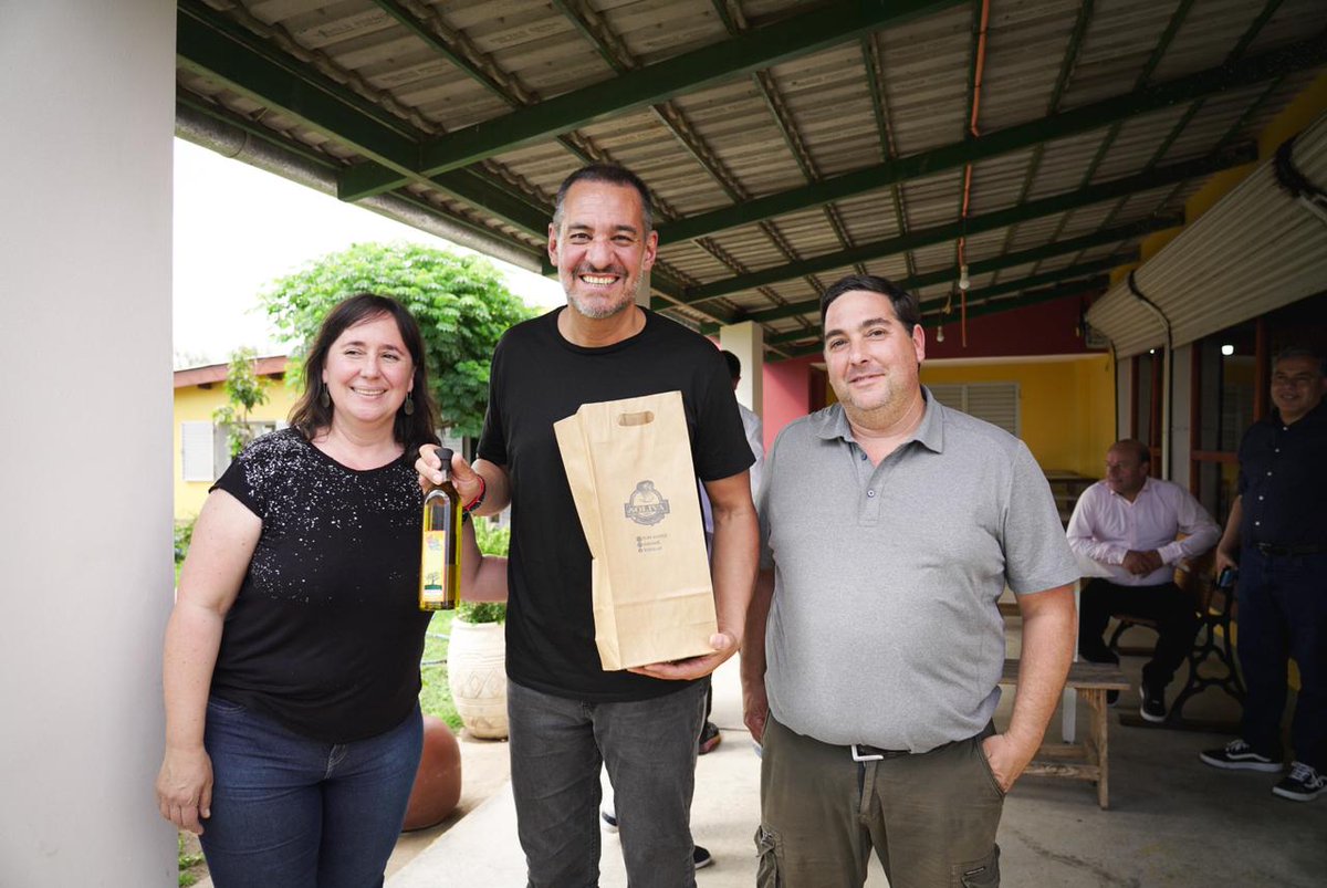 miguelsiciliano's tweet photo. En #CruzDelEje, recorrimos la #fábrica de Aceites de Oliva y Aceitunas de Mesa #Soliva SRL., una empresa familiar, cuya producción es totalmente natural, y emplea trabajadores siempre de manera local.
Además, forma parte de un circuito turístico en el que se visitan algunos establecimientos productores de aceite y algunos íconos de la ciudad.
Esto es la muestra y ejemplo del crecimiento y apuesta por las #economíasregionales, y el desarrollo productivo y turístico en nuestra #Córdoba.
¡El interior tiene empuje, fuerza y trabajo incansable!