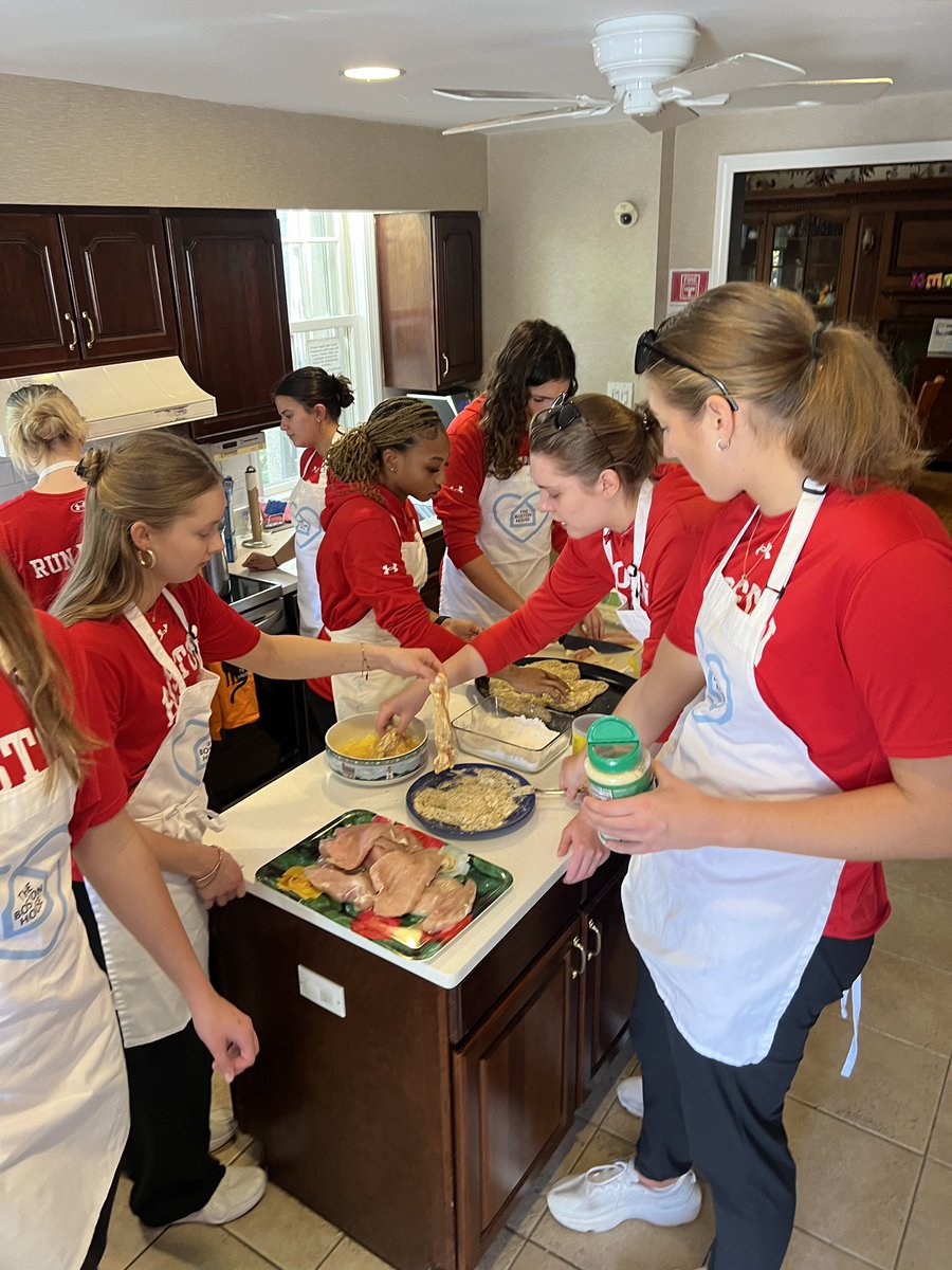 TerrierWBB's tweet photo. We had the best time making a meal for the families at @thebostonhousehopeandhealing ! The work they do is so inspiring and we are grateful for the opportunity to serve the community that uplifts us everyday ! #GoBU https://t.co/yRnbhKJB5J