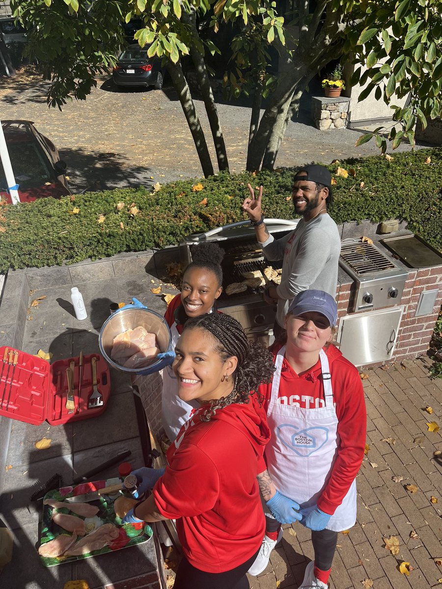 TerrierWBB's tweet photo. We had the best time making a meal for the families at @thebostonhousehopeandhealing ! The work they do is so inspiring and we are grateful for the opportunity to serve the community that uplifts us everyday ! #GoBU https://t.co/yRnbhKJB5J