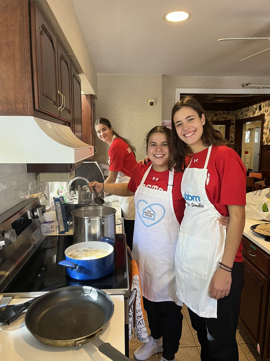 TerrierWBB's tweet photo. We had the best time making a meal for the families at @thebostonhousehopeandhealing ! The work they do is so inspiring and we are grateful for the opportunity to serve the community that uplifts us everyday ! #GoBU https://t.co/yRnbhKJB5J