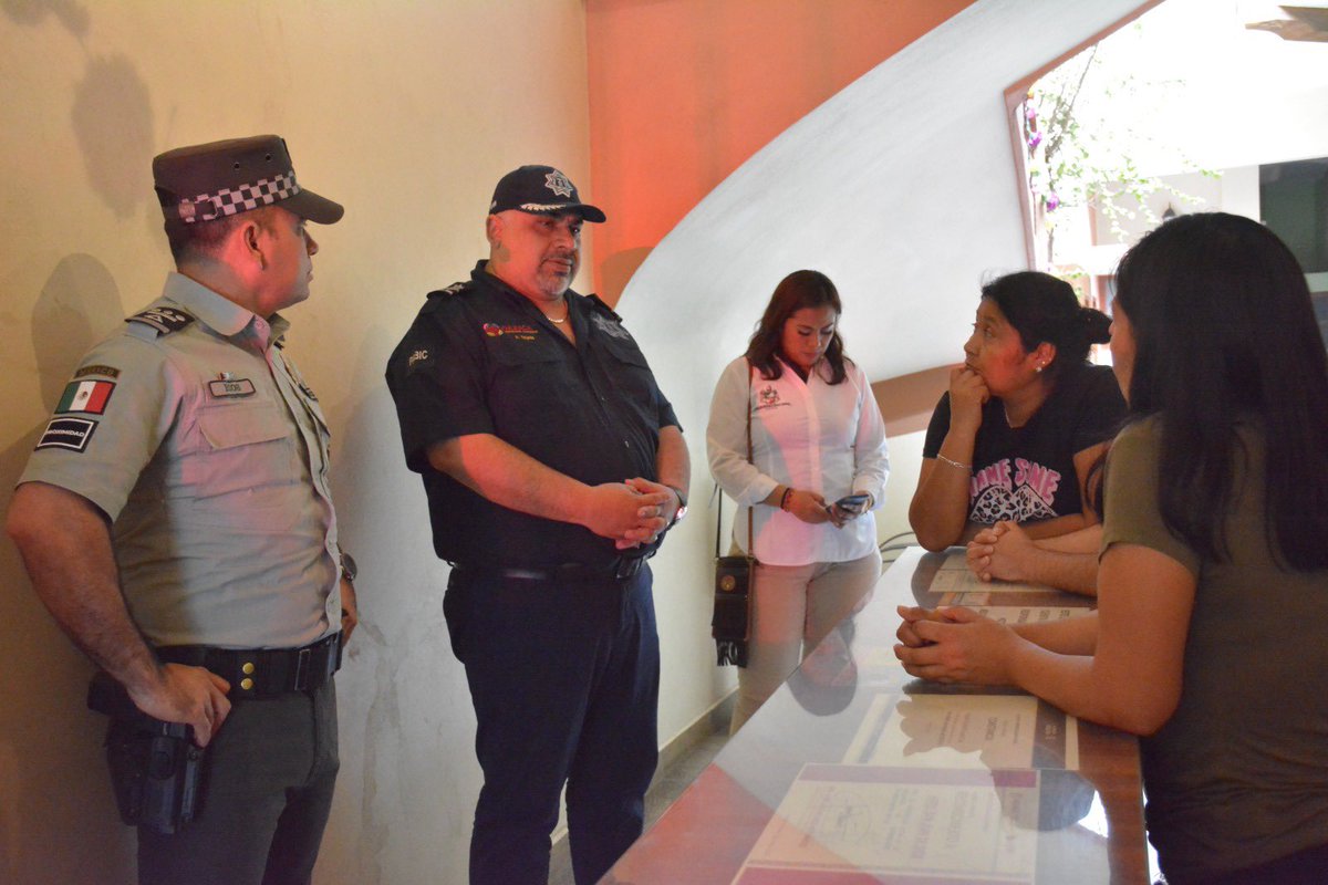 LaTintaOax's tweet photo. La @PABIC_GobOax en coordinación con la @GN_MEXICO_  @PolVial_GobOax y la @Policia_GobOax continúa con los recorridos  en el centro Histórico para fortalecer el programa #OaxacaSegura, por ello el Dir. @tejada_m01  se presenta de manera personal para informar el plan de acción https://t.co/ke6B9WWaOH