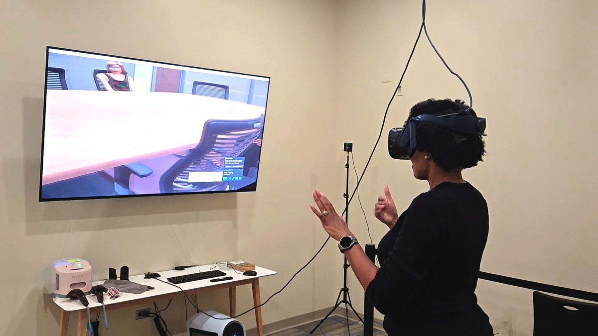 TPTE's Dr. Hill was at @utklibraries Tuesday pilot testing some VR software to use in her cutting edge study on leveraging VR simulation for ASL/English interpretation, education, and training, part of the inaugural Digital Project Cultivator Program. Super fun and fascinating!