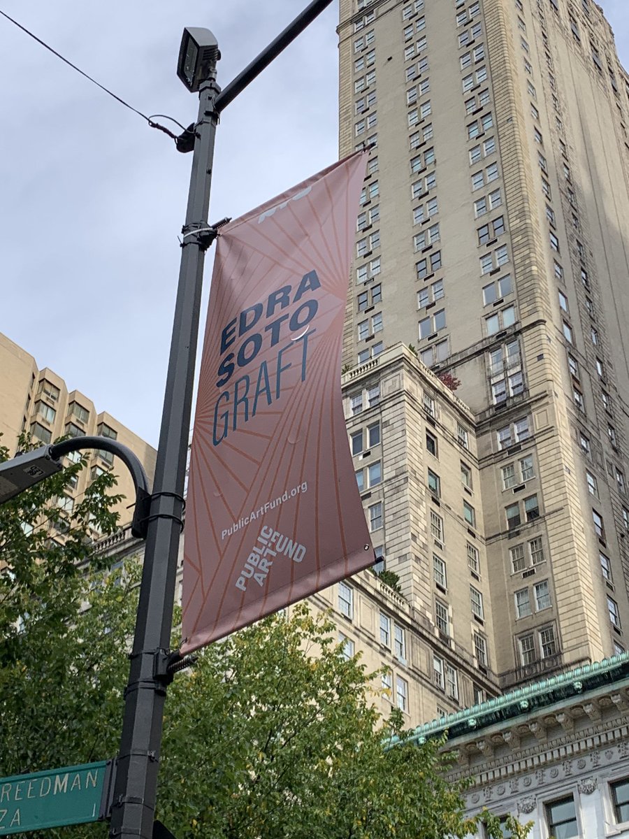 OFFOFFNYTOURS's tweet photo. セントラル・パーク南東角ではパブリック・アートの展示が定期的に変わります。 https://t.co/JTJFE93uWo